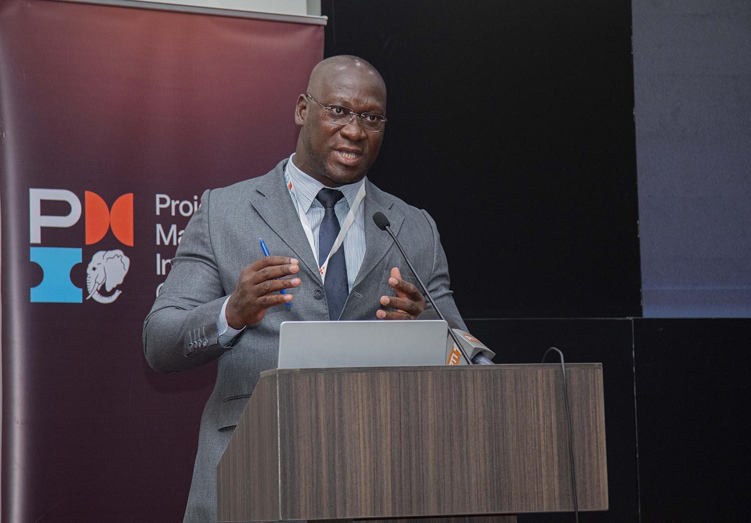 Intervenant au pupitre lors d’une conférence PMI Côte d’Ivoire